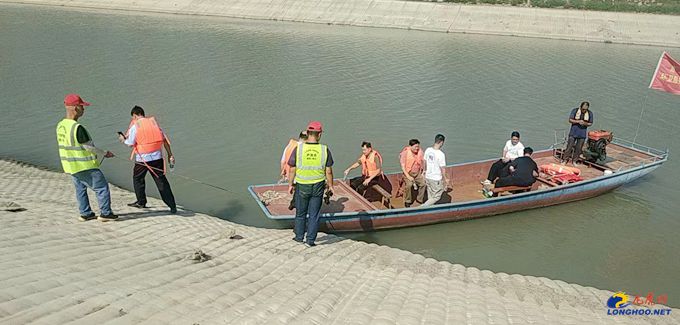 蓝色海湾里的绿色煤港(图1)