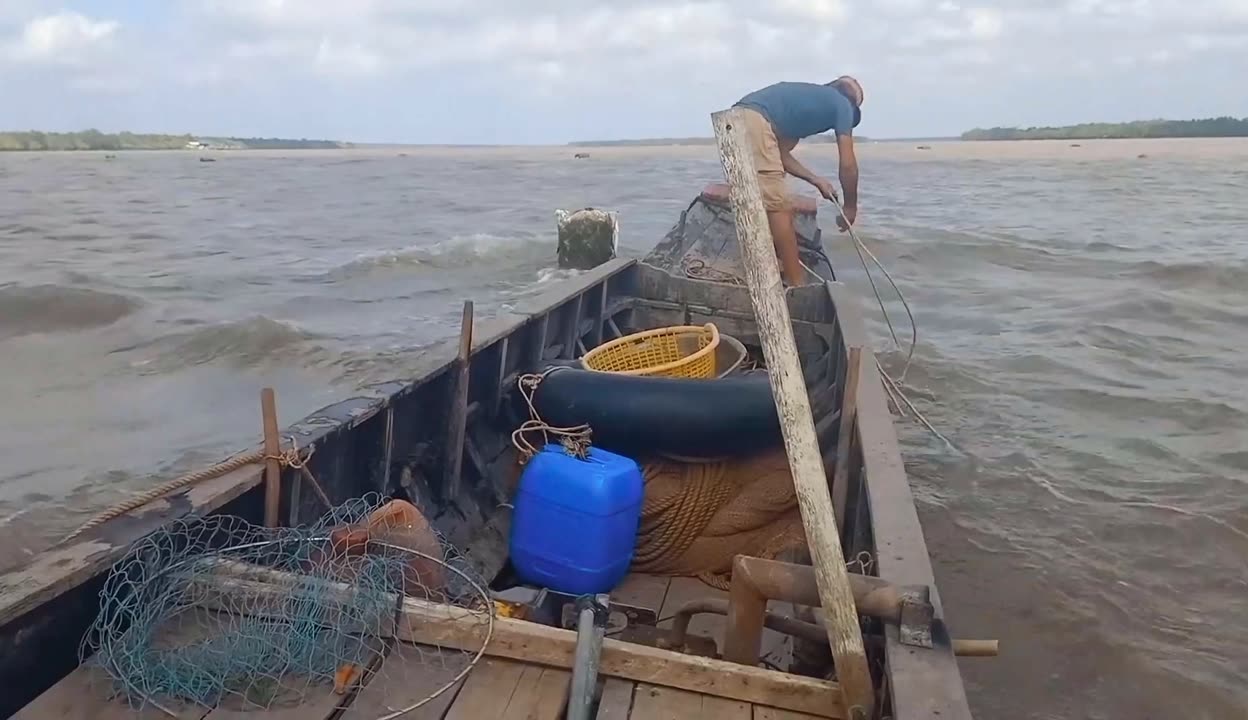 邦度湿地公园重庆彩云湖缺氧市民扎堆水中网鱼(图1)