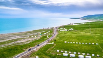 星空综合app青海：碧波激荡的青海湖迎来旅逛季(图1)